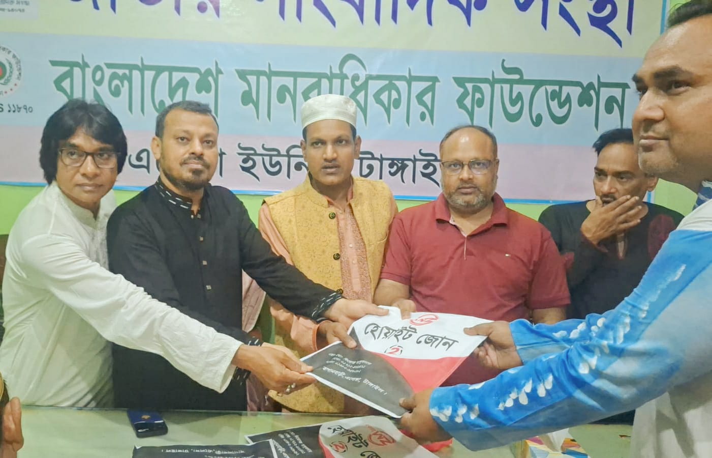 জাতীয় সাংবাদিক সংস্থার উদ্যোগে  পথচারীদের মাঝে ইফতার বিতরণ